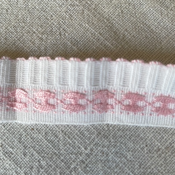 5 yards of white riffled ribbon, white with pink floral embroidery motif - Picture 3 of 5